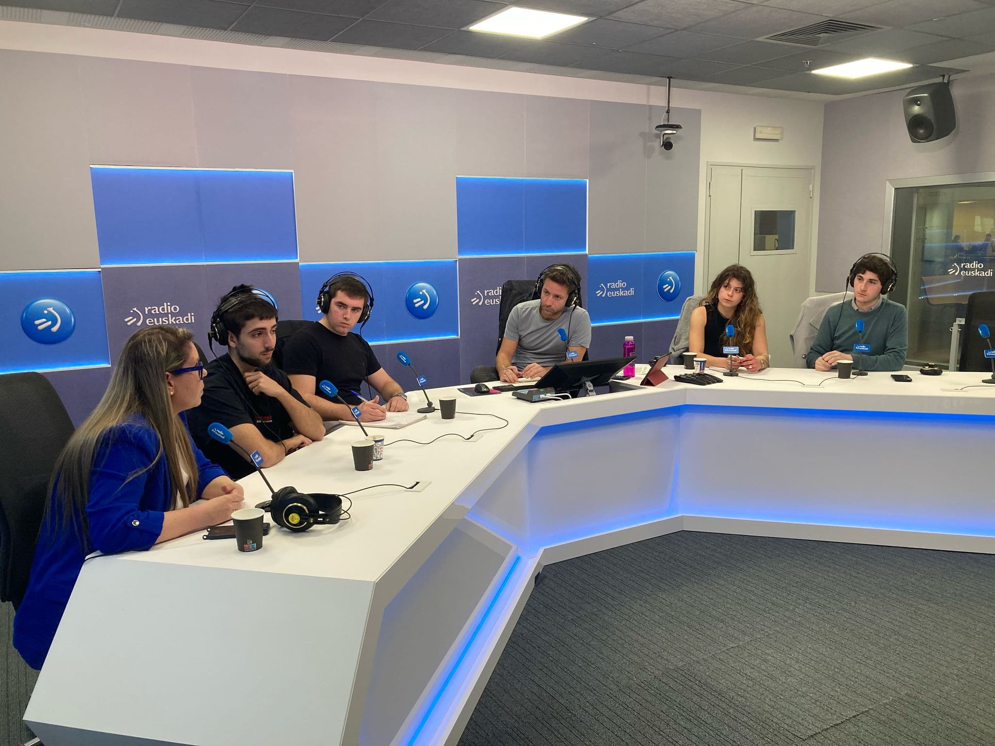 Tertulia de jóvenes: ¿es ético y legal publicar el libro de un asesino confeso en el que relata su crimen?